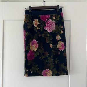 Cute floral pencil skirt great for spring/fall/winter due to weight I’d fabric.